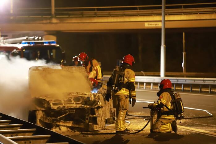 Auto uitgebrand op snelweg