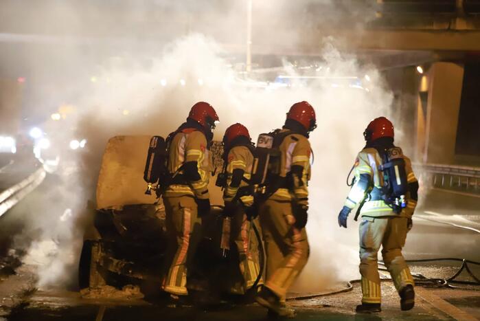 Auto uitgebrand op snelweg