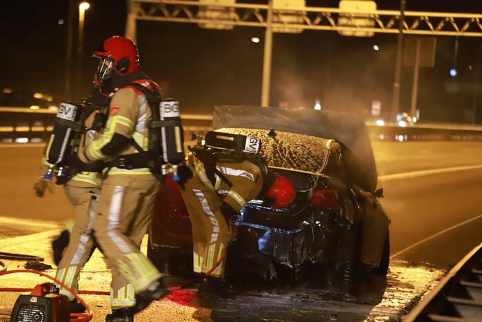 Auto uitgebrand op snelweg