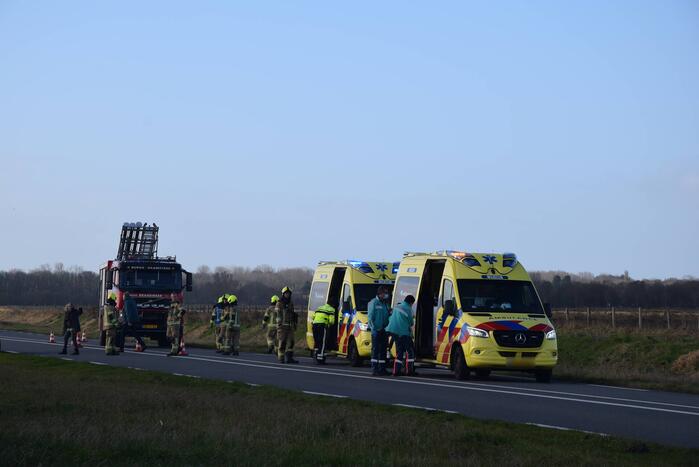 Persoon gewond nadat auto in sloot belandt