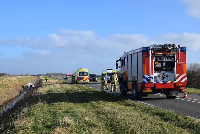 Persoon gewond nadat auto in sloot belandt