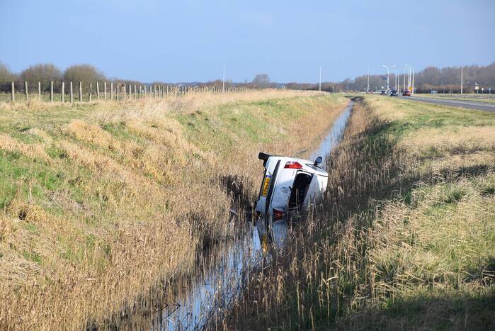 Persoon gewond nadat auto in sloot belandt