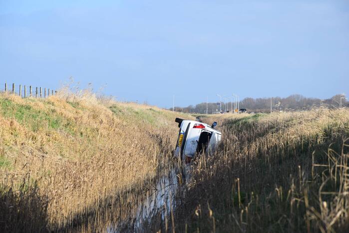 Persoon gewond nadat auto in sloot belandt