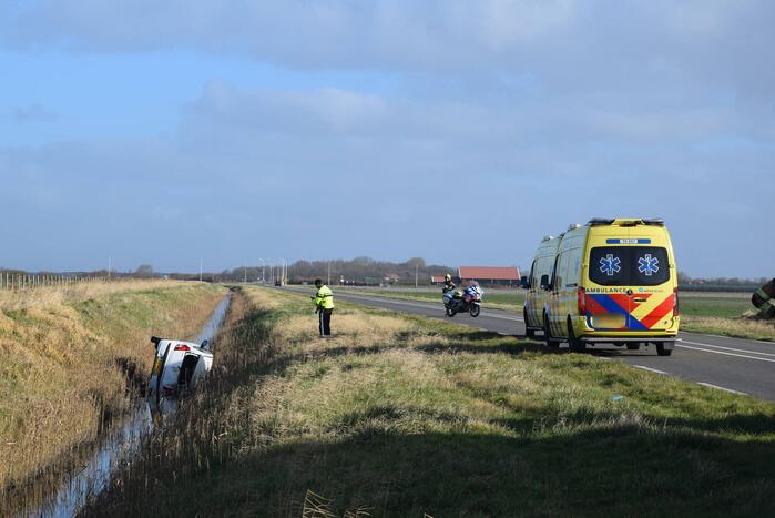 Persoon gewond nadat auto in sloot belandt