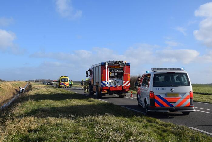 Persoon gewond nadat auto in sloot belandt