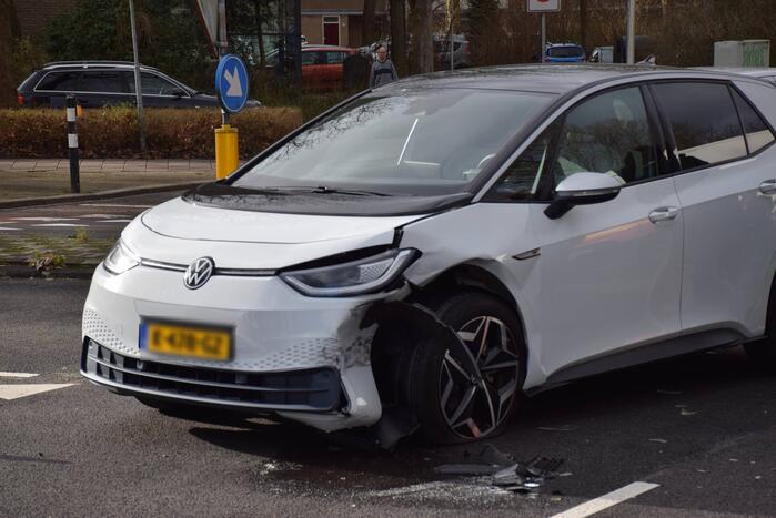 Twee auto's betrokken bij ongeval op kruising