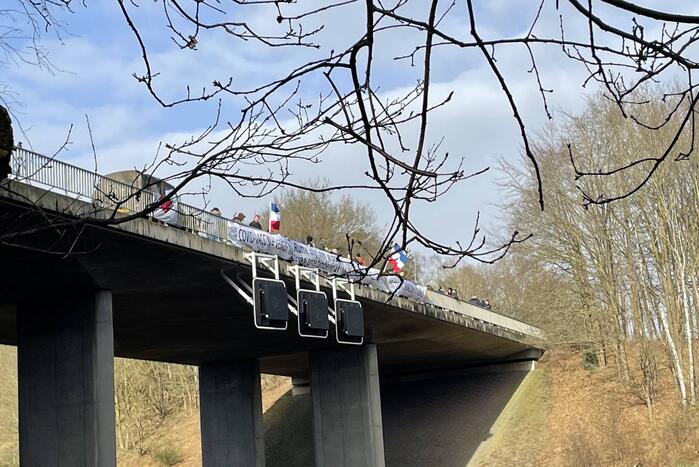 Demonstratie tegen corona op viaduct