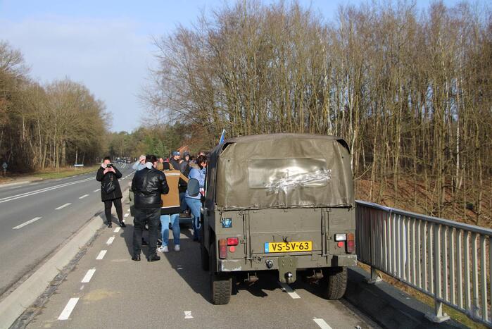 Demonstratie tegen corona op viaduct