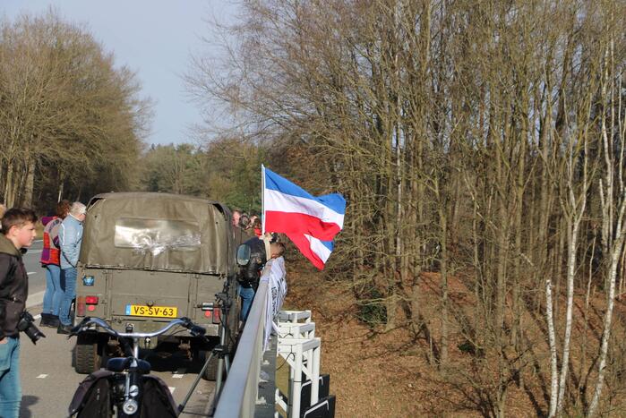 Demonstratie tegen corona op viaduct
