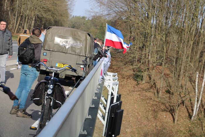 Demonstratie tegen corona op viaduct