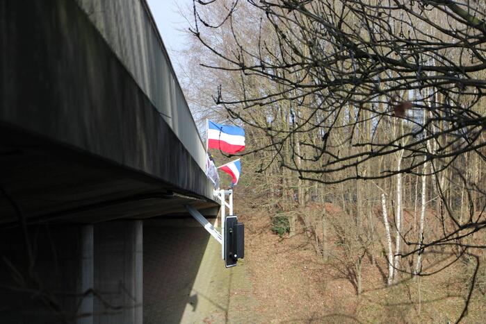 Demonstratie tegen corona op viaduct