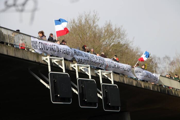 Demonstratie tegen corona op viaduct