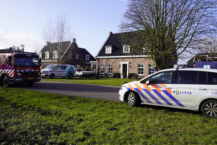 Brandweer doet onderzoek naar brandlucht in woning