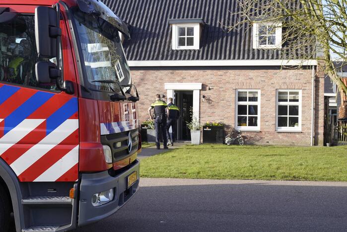 Brandweer doet onderzoek naar brandlucht in woning