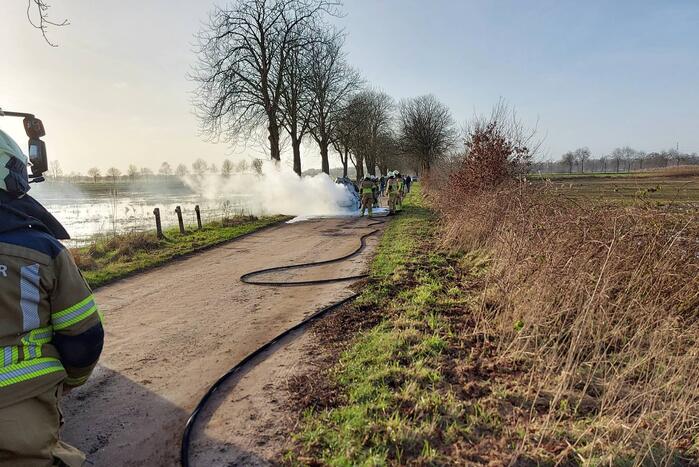 Voorkant van auto volledig uitgebrand