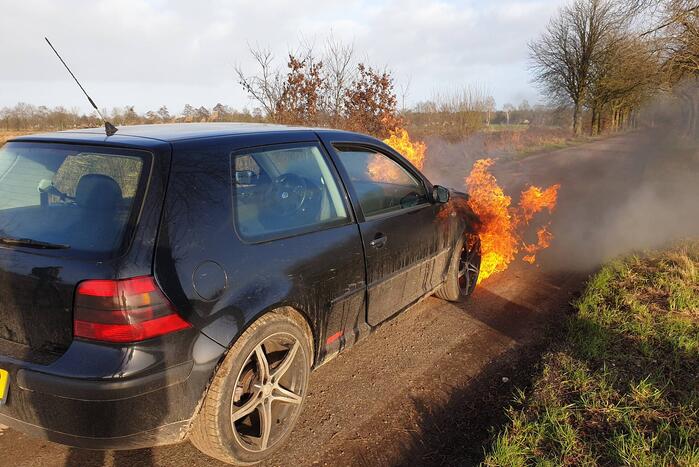 Voorkant van auto volledig uitgebrand
