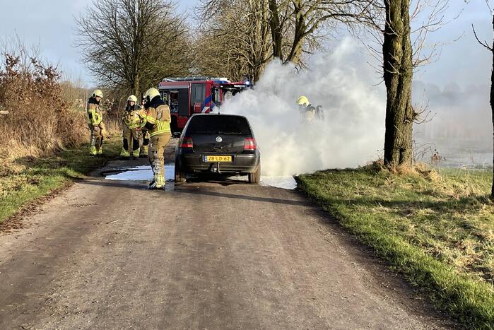 Voorkant van auto volledig uitgebrand