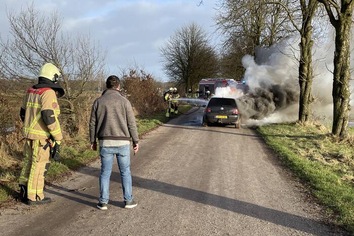 Voorkant van auto volledig uitgebrand