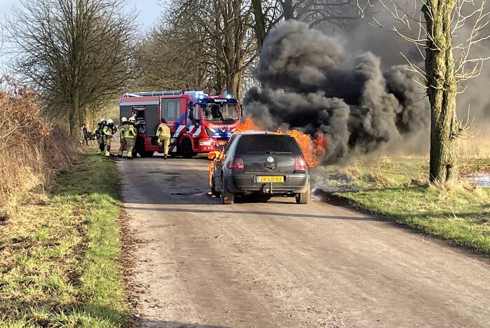 Voorkant van auto volledig uitgebrand