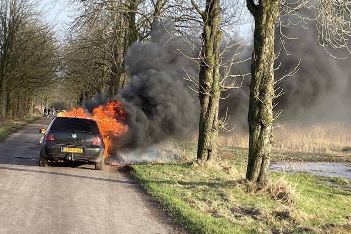 Voorkant van auto volledig uitgebrand