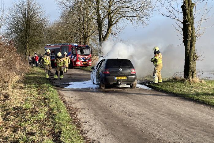 Voorkant van auto volledig uitgebrand