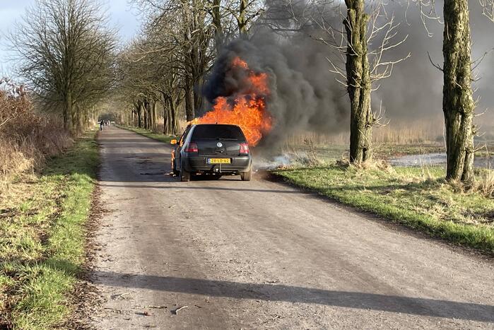 Voorkant van auto volledig uitgebrand