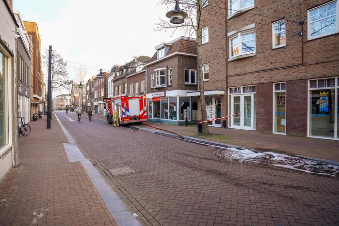 Brandweer pompt kelder vol water leeg