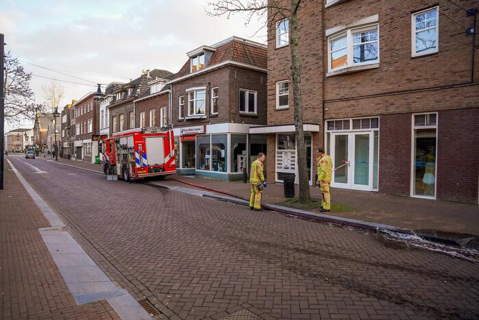 Brandweer pompt kelder vol water leeg