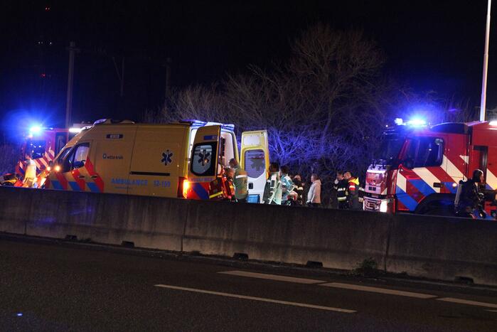 Auto belandt in sloot langs snelweg
