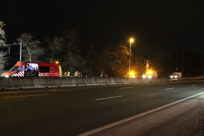 Auto belandt in sloot langs snelweg