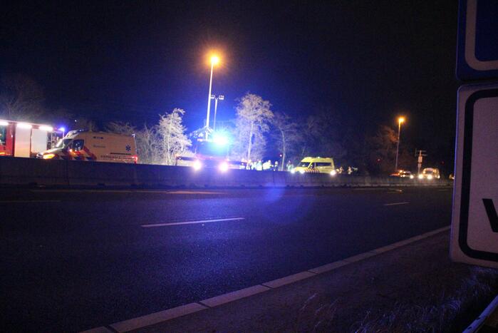 Auto belandt in sloot langs snelweg