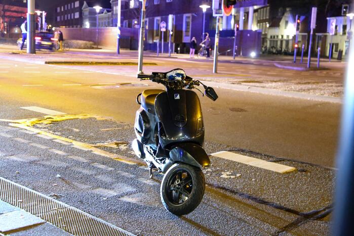 Automobilist vlucht na aanrijding met scooter