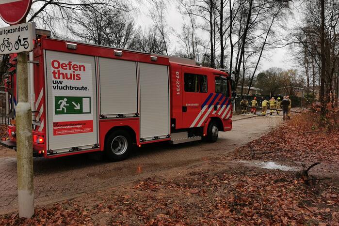 Omgewaaide boom valt op hekwerk van school