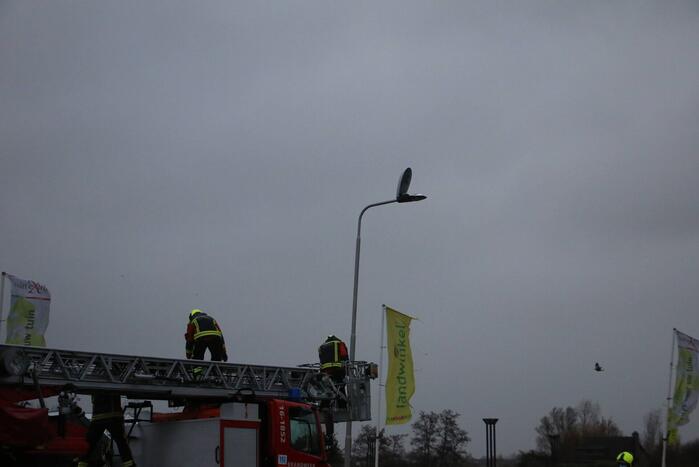 Kap lantaarnpaal door storm losgewaaid