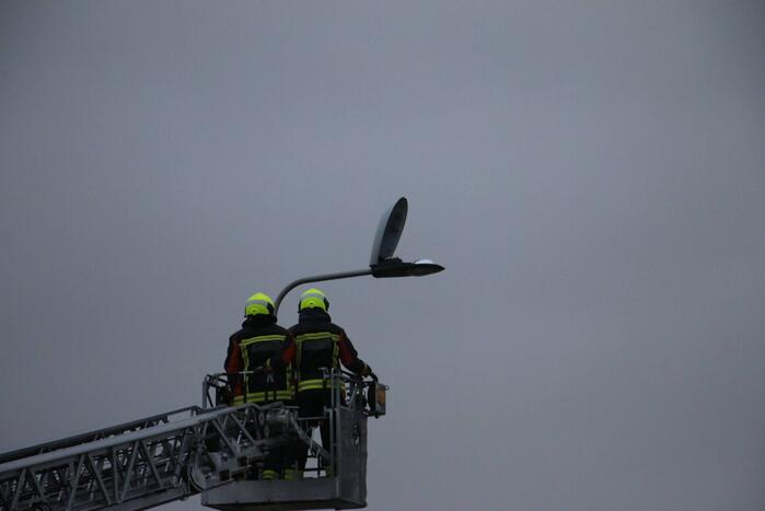 Kap lantaarnpaal door storm losgewaaid