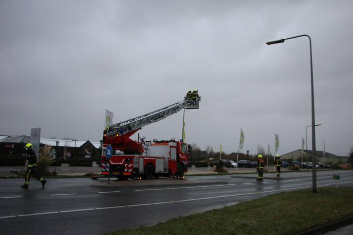 Kap lantaarnpaal door storm losgewaaid