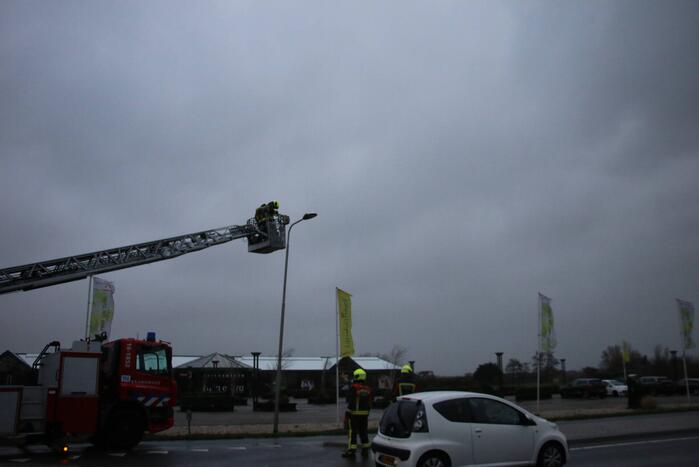 Kap lantaarnpaal door storm losgewaaid