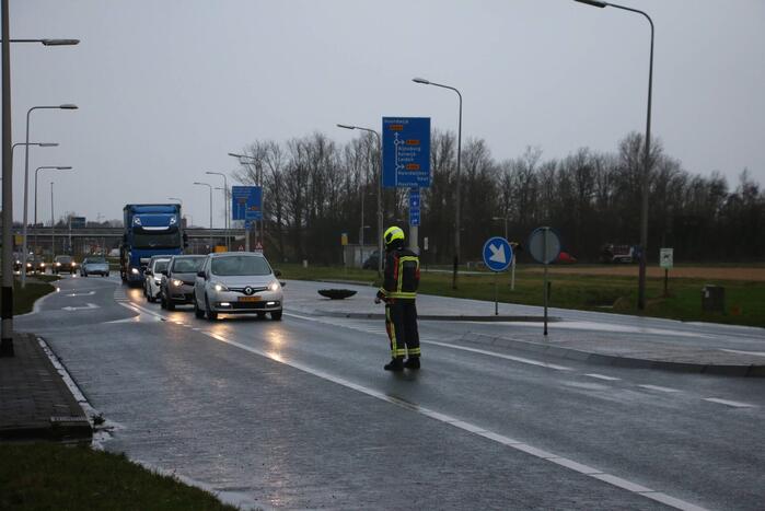 Kap lantaarnpaal door storm losgewaaid