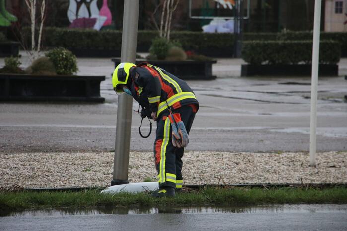 Kap lantaarnpaal door storm losgewaaid