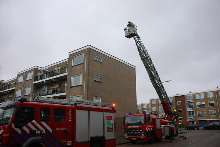 Brandweer verwijderd bevestigingsmateriaal van dak