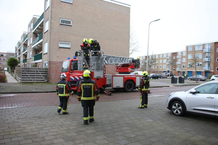 Brandweer verwijderd bevestigingsmateriaal van dak
