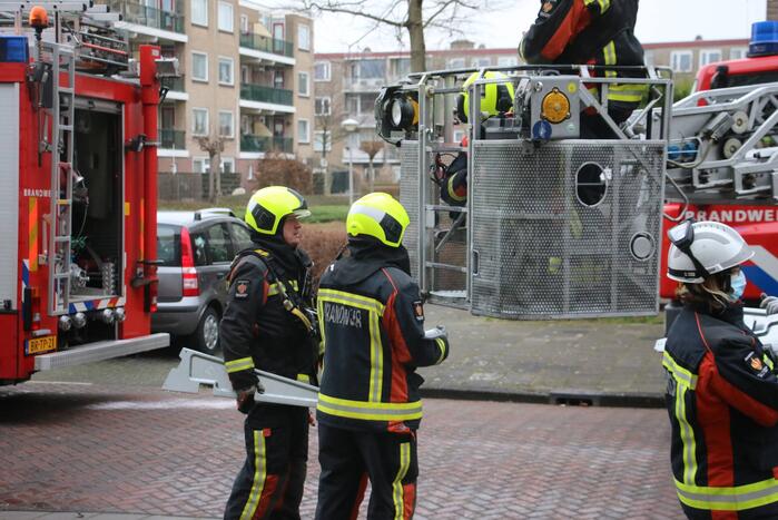 Brandweer verwijderd bevestigingsmateriaal van dak