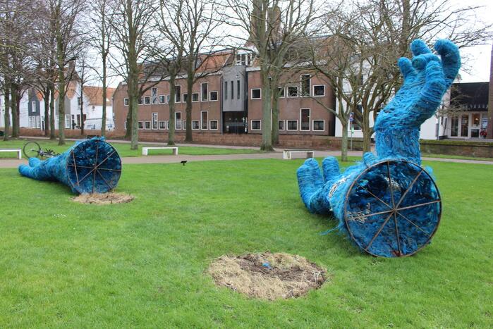 Kunstwerk Pluis omgewaaid door harde wind