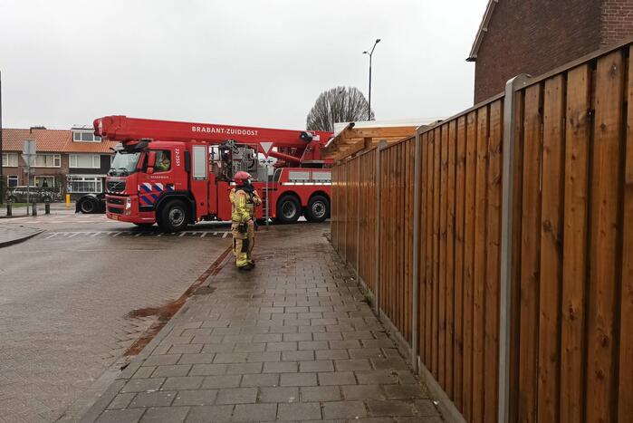 Platen carport losgewaaid door harde wind