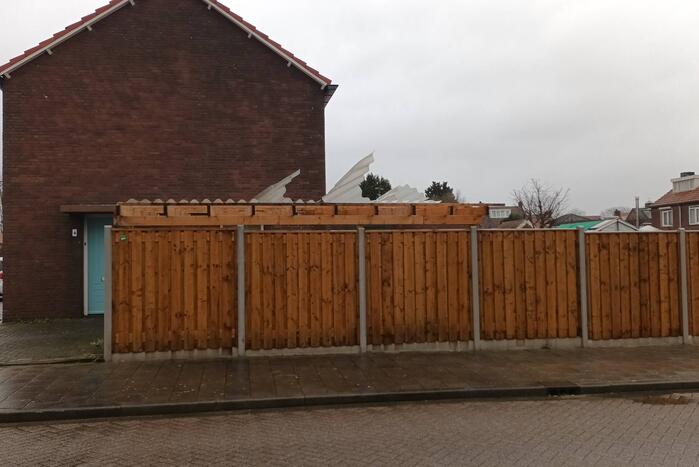 Platen carport losgewaaid door harde wind
