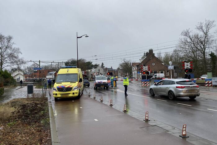 Automobilist rijdt door hekwerk bij spoorwegovergang NS-station