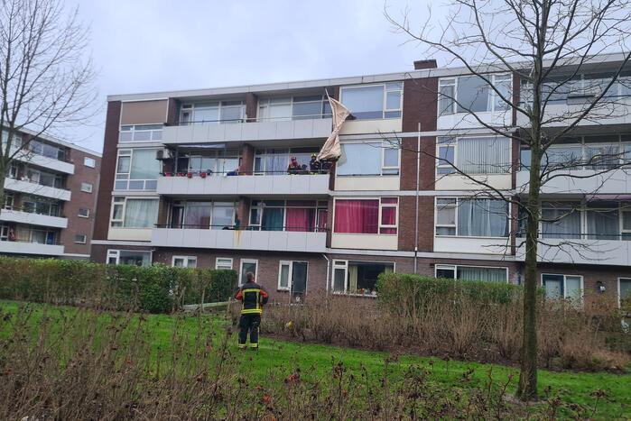 Zonnescherm flatwoning weggewaaid