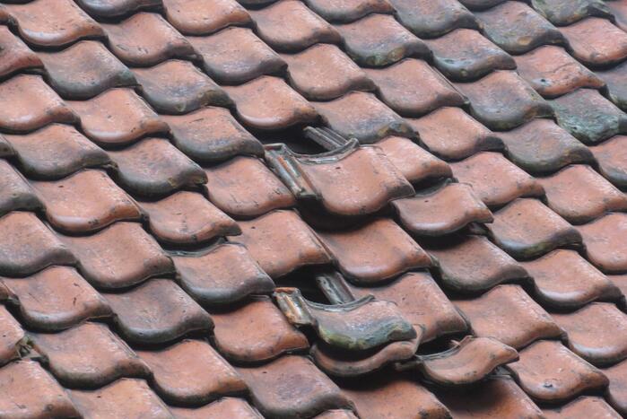 Dakpannen van dak gevallen naast brandweerkazerne