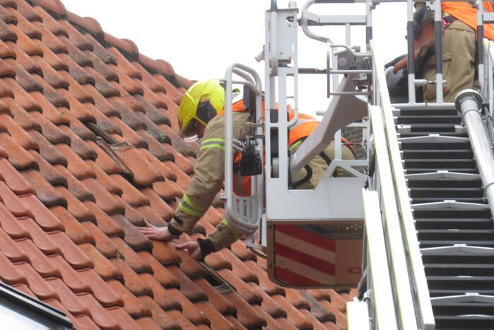 Dakpannen van dak gevallen naast brandweerkazerne