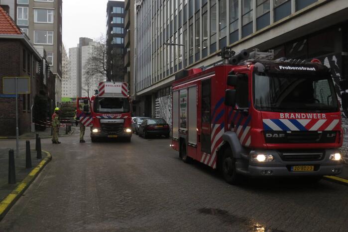 Dakpannen van dak gevallen naast brandweerkazerne